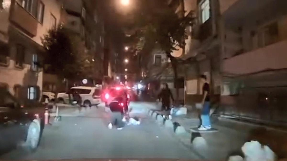 İki kız arkadaş birbirine girdi! Saçlarından tutup yerde sürükledi