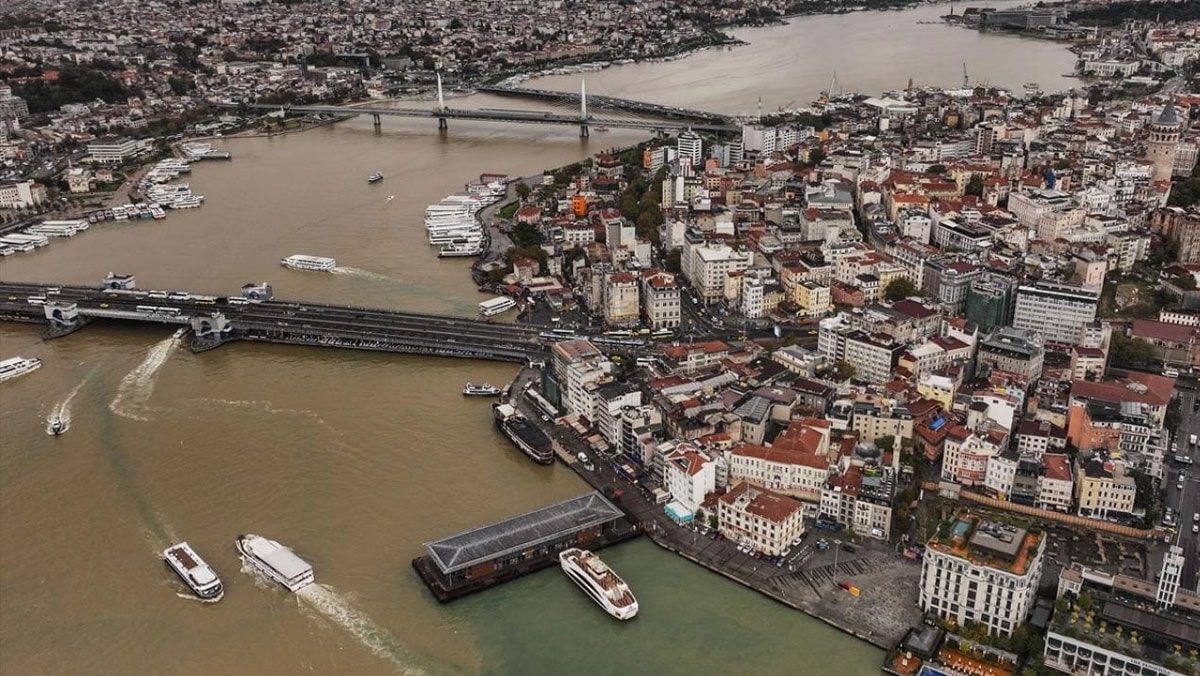 İstanbul Boğazı kahverengiye büründü