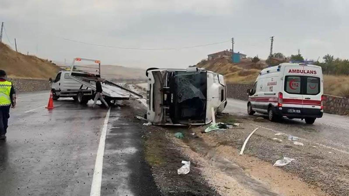 Kırıkkale’de servis midibüsü devrildi: 14 kişi yaralandı