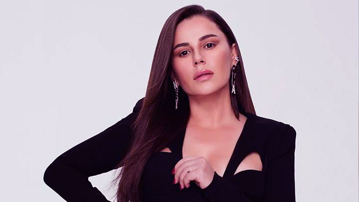 Merve Özbey sahnede düştü, hastaneye kaldırıldı