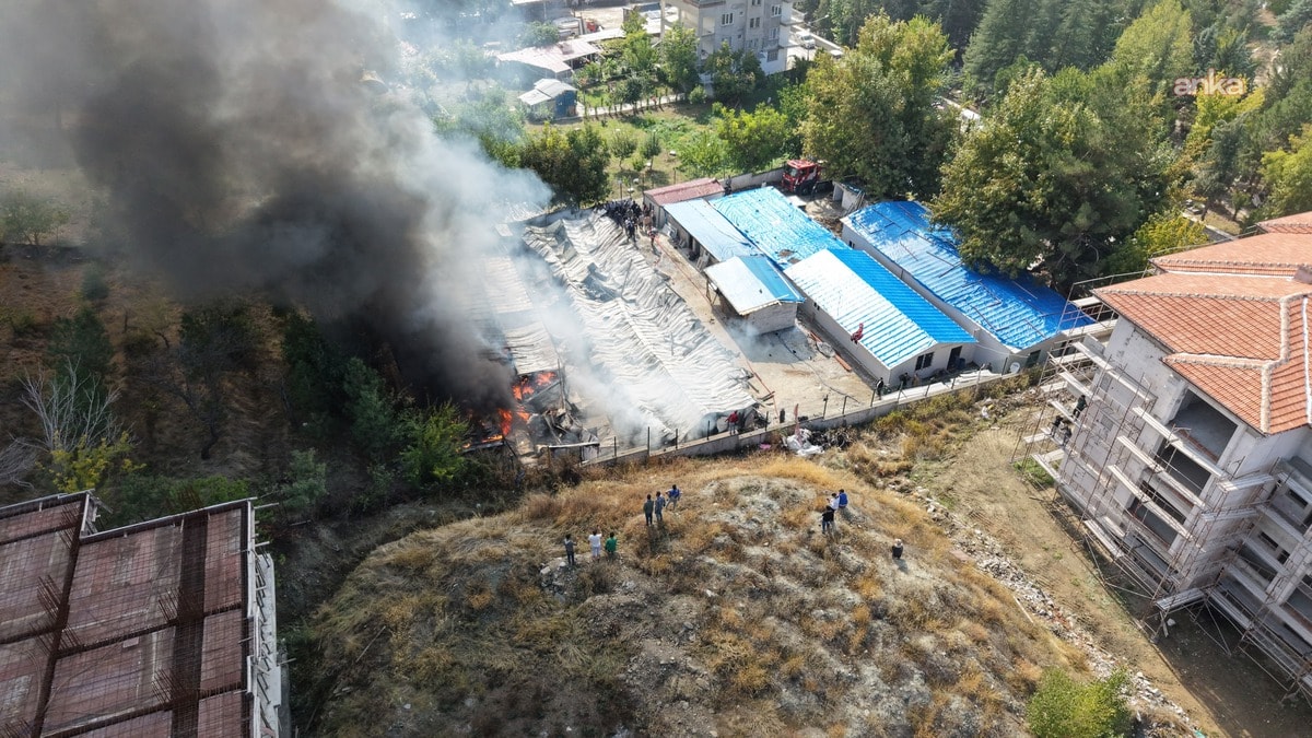 Malatya’da şantiyede yangın: 30 konteyner zarar gördü