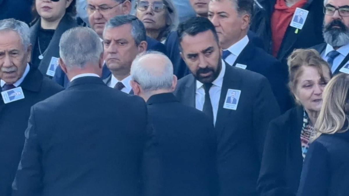Özel ve Kılıçdaroğlu cenazede tokalaştı: Aralarına Arınç girdi