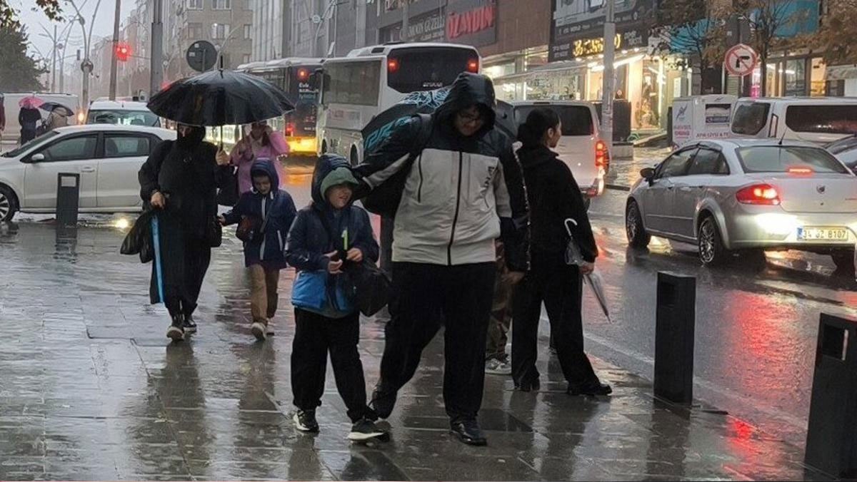 İstanbul Valisi Davut Gül: Pazartesi günü okullar açık