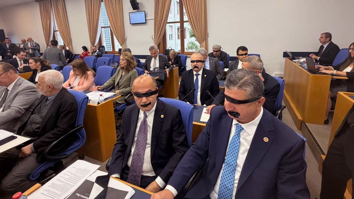 Meclis'te Halk TV protestosu: Gözlerini ve ağızlarını siyah bantla kapattılar