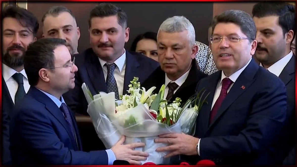 Devir teslim töreninde 'koltuk' krizi