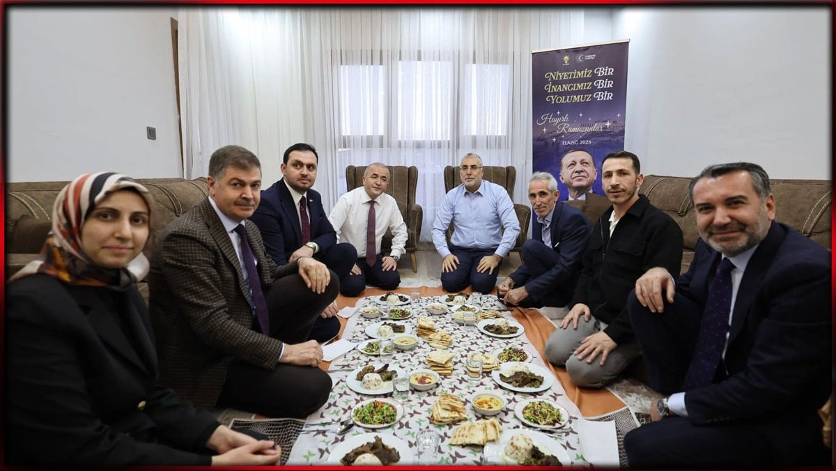 İftara katılan Bakan, AKP afişini yanında taşıdı