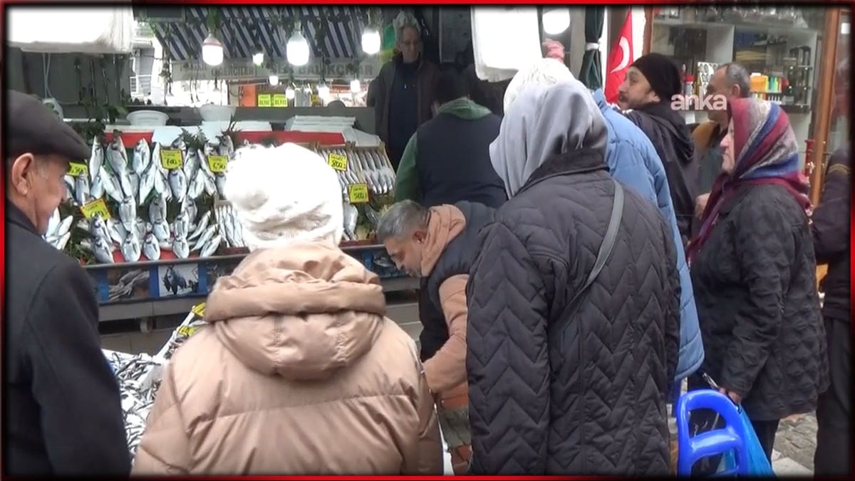 Hamsi 200 TL'den 50 TL'ye düştü: Tezgahlarda kuyruk oluştu