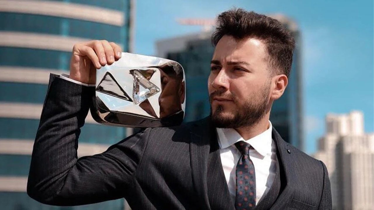 Enes Batur havaalanında gözaltına alındı