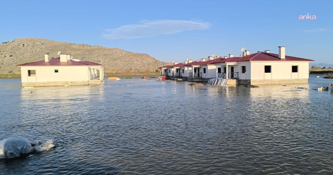 Deprem konutlarını göle yapmışlar