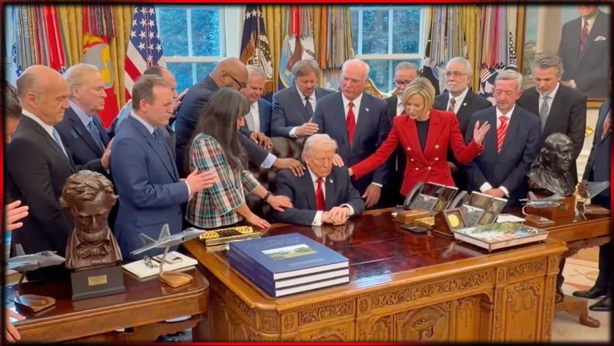 Beyaz Saray’da ilginç görüntüler: Trump’ın etrafında toplanıp dua ettiler