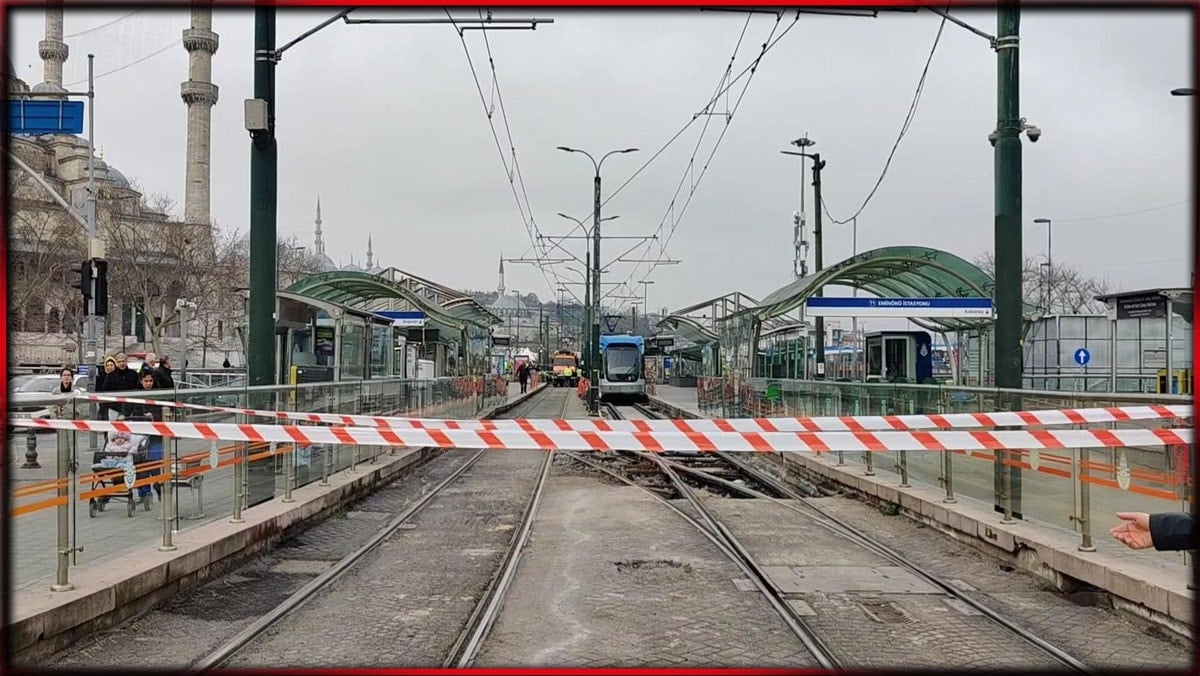 Eminönü'nde tramvay raydan çıktı, karşıdan gelen trene çarptı!