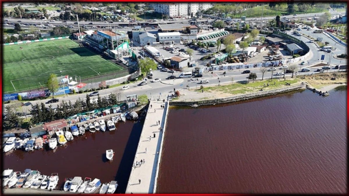 Küçükçekmece'de göl kırmızıya büründü