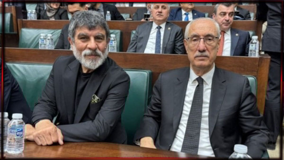 Ünlü oyuncu AKP sıralarında görüldü