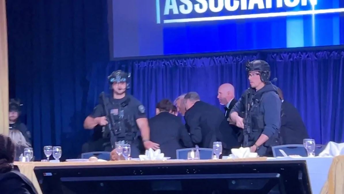 Trump'ın eli ayağı birbirine girdi: Salon silah sesleri ile inledi