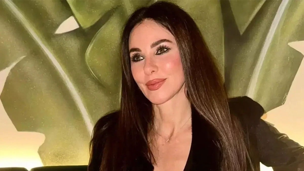 İç çamaşırsız sahneye çıkan Defne Samyeli eleştiri yağmuruna tutuldu