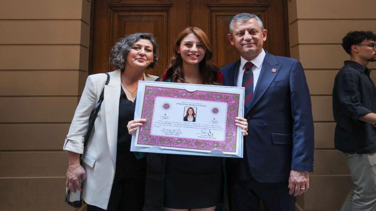Özel’in kızı cübbesini giydi resmen avukat oldu
