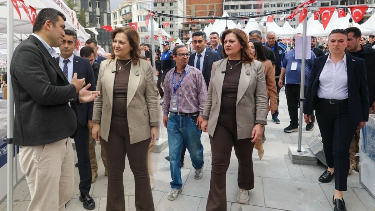AKP’ye geçen Burcu Köksal koruma ordusuyla sokağa çıktı