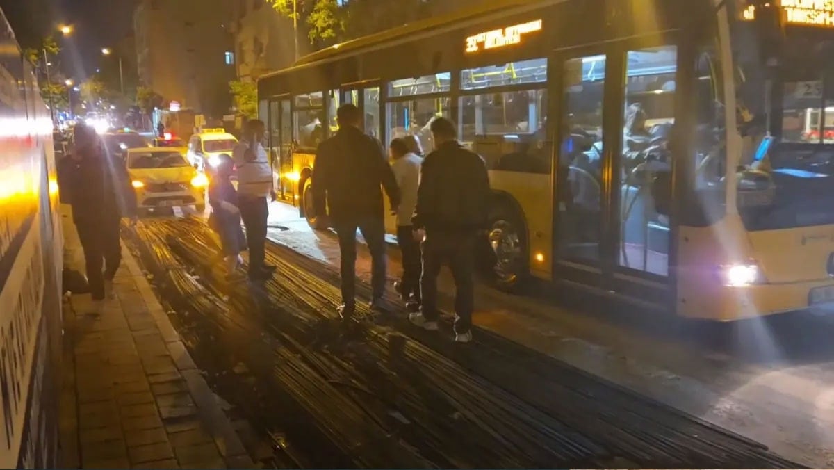 İnşaat demiri otobüsün altından girip yolcuya saplandı