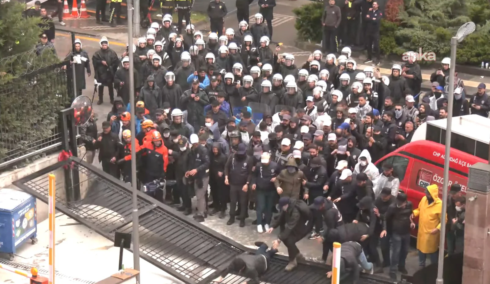 Polis CHP Genel Merkezi'ne demirleri kesip girdi: Biber gazlı müdahale
