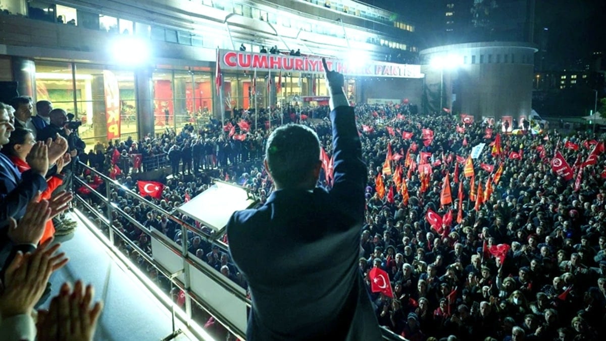 CHP'li vekillerden genel merkezde gece boyu nöbet