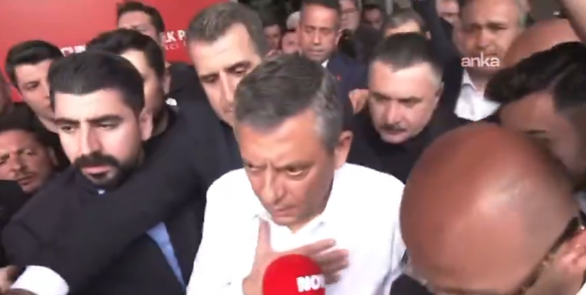 Özgür Özel binadan çıktı: TBMM'ye yürüyor