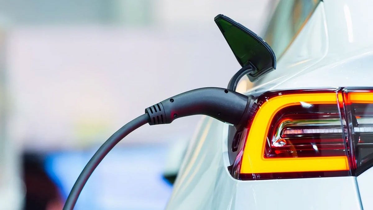 Evinde elektrikli aracını şarj eden doktora milyonluk ceza
