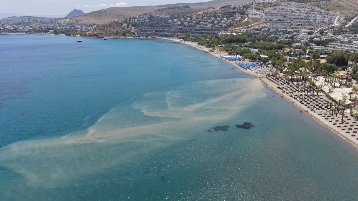İçme suyu hattı patladı: Deniz çamura bulandı