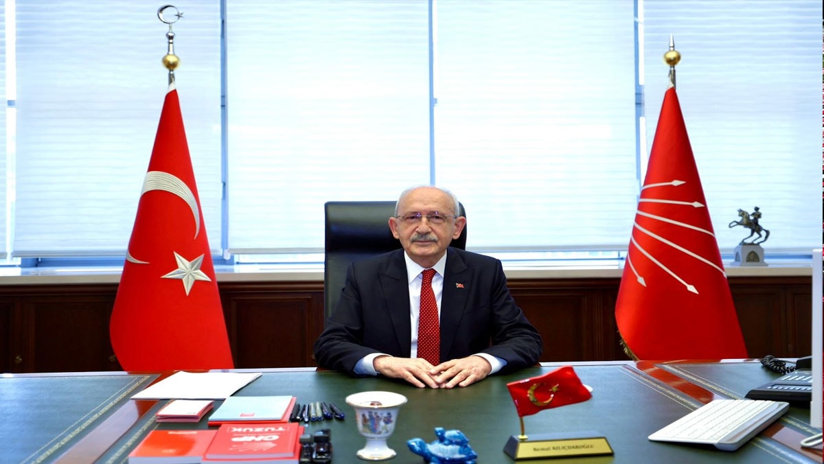 Kılıçdaroülu 2,5 yıl sonra mahkeme kararıyla oturduğu koltukta fotoğraf çekildi