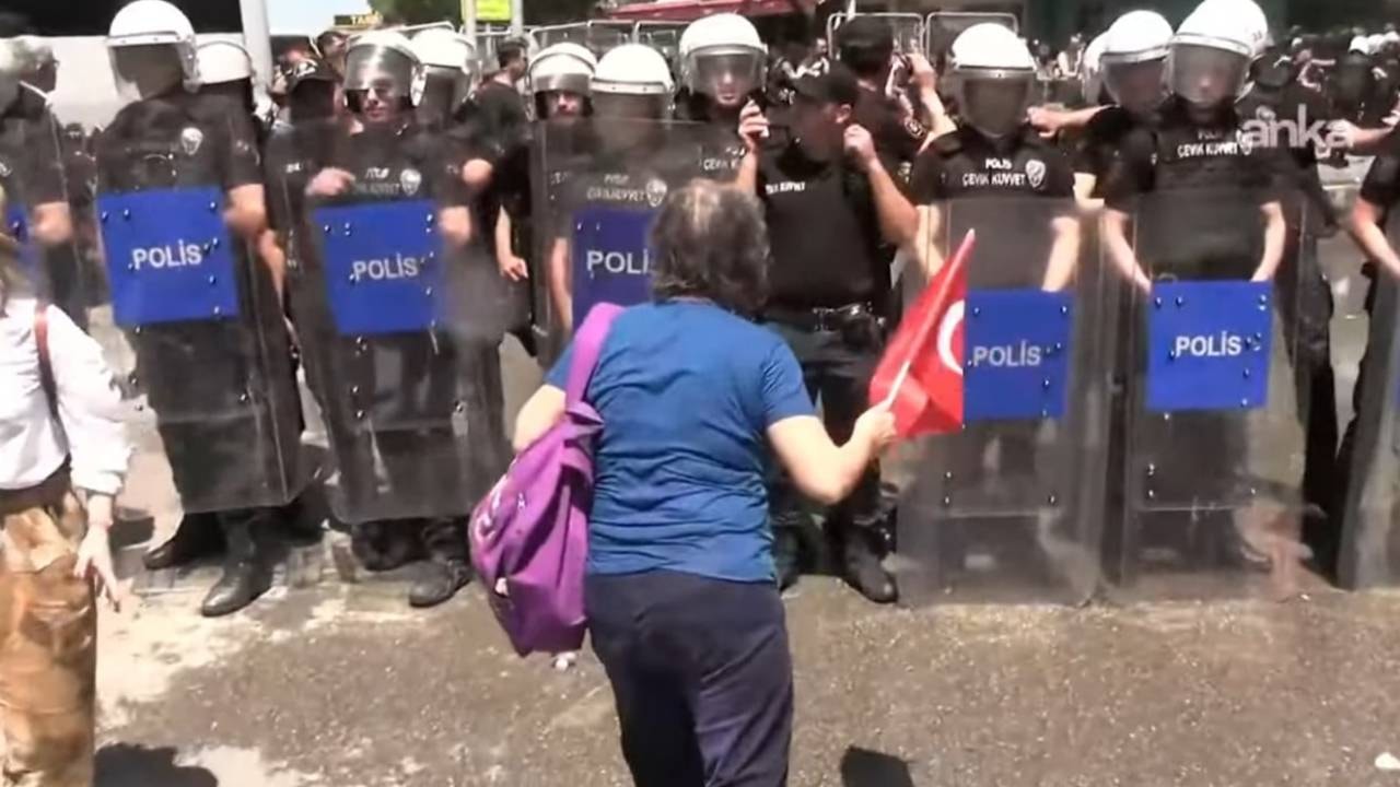 Özgür Özel polis müdahalesinin ardından mitingi başka yere taşıdı