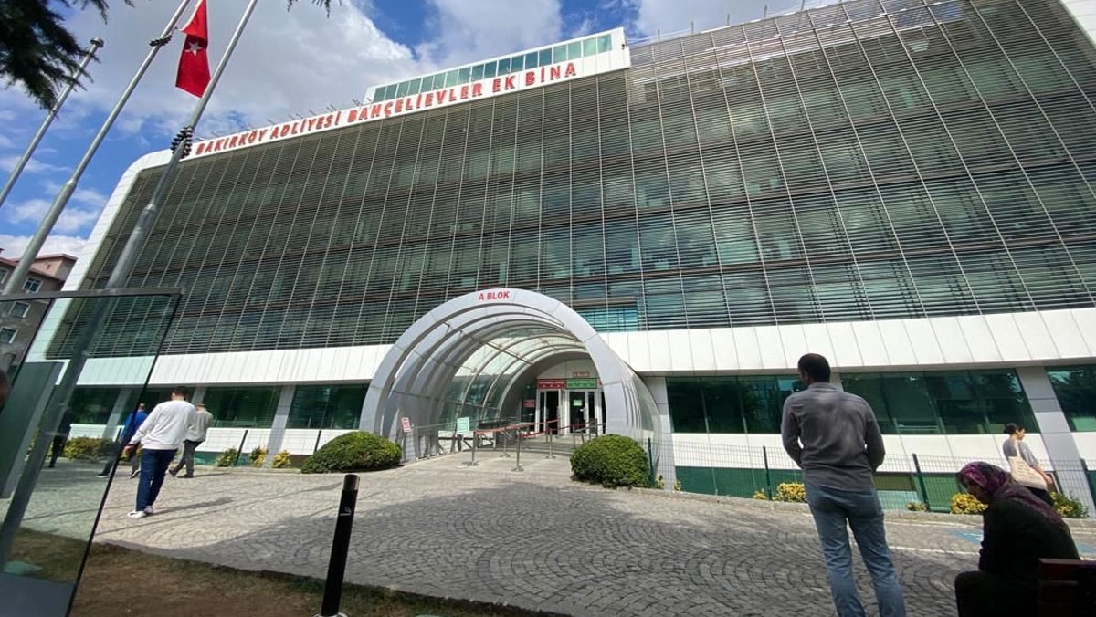 Adliyeye girişinde yakalandı: Çantasından kalem görünümlü silah ve neşterler çıktı
