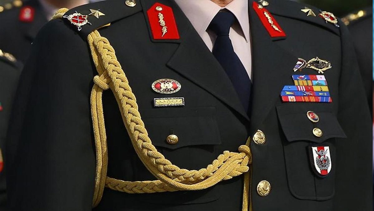 Kışlada araç sesinden rahatsız olan general, astsubayı tekme tokat dövmüş