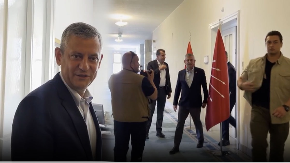CHP'de 'salı' muamması: Gözler Özgür Özel' e çevrildi