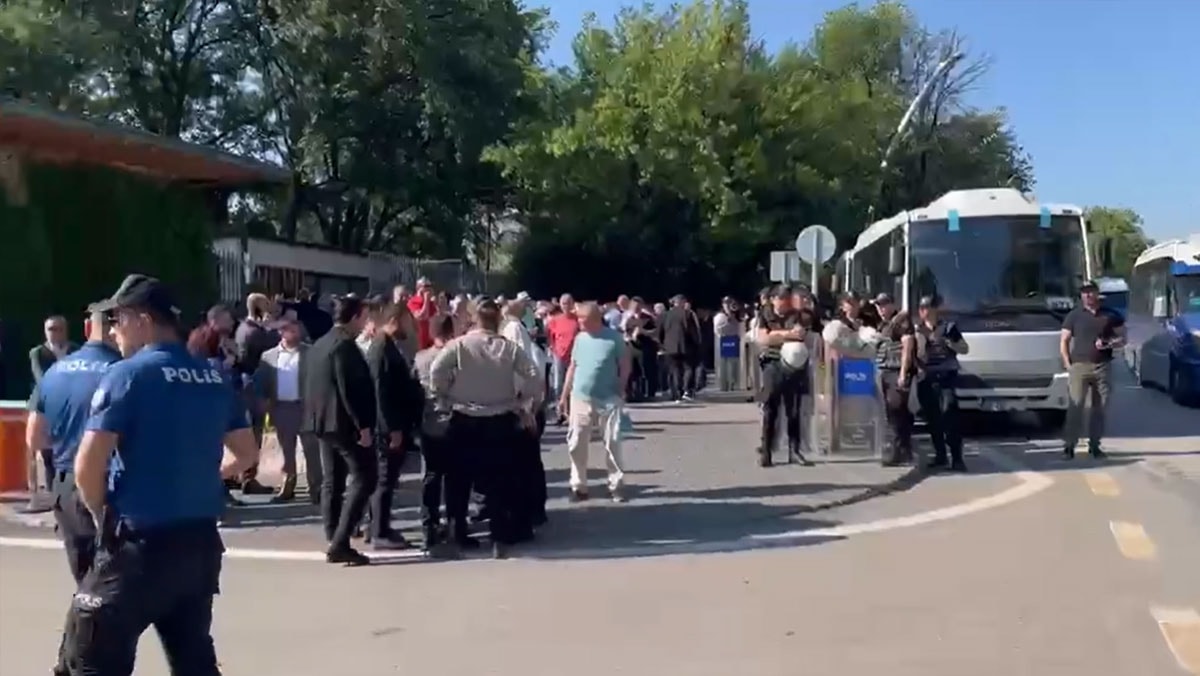 Gözler saat 13.30'a çevrildi! Meclis önünde hareke