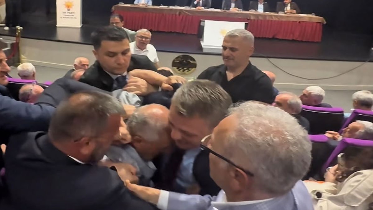 AKP'li başkanı eleştiren 25 yıllık AKP'li yaka paça salondan atıldı
