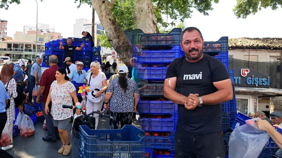 4 ton domatesi ücretsiz dağıttı