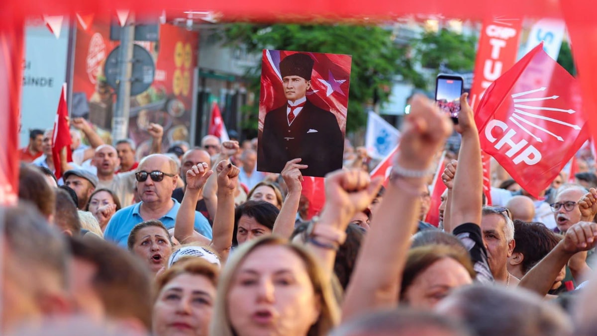 CHP'liler “kurultay” talebiyle Maltepe’de yürüdü...