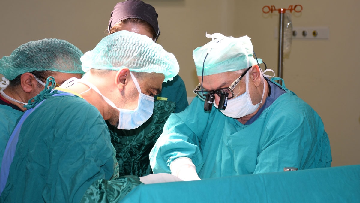 Türk doktor 22 saatte 16 ameliyatla tıp tarihine geçti