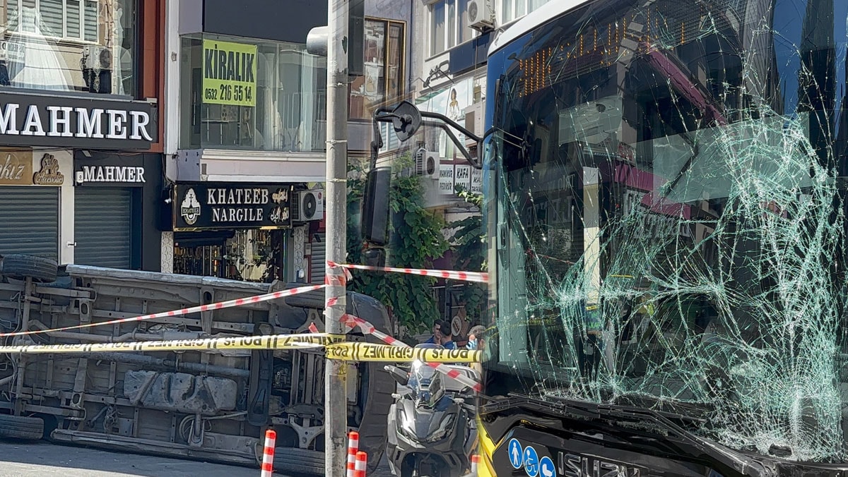 Fatih'te İETT otobüsü ile ambulans çapıştı: 5 yaralı