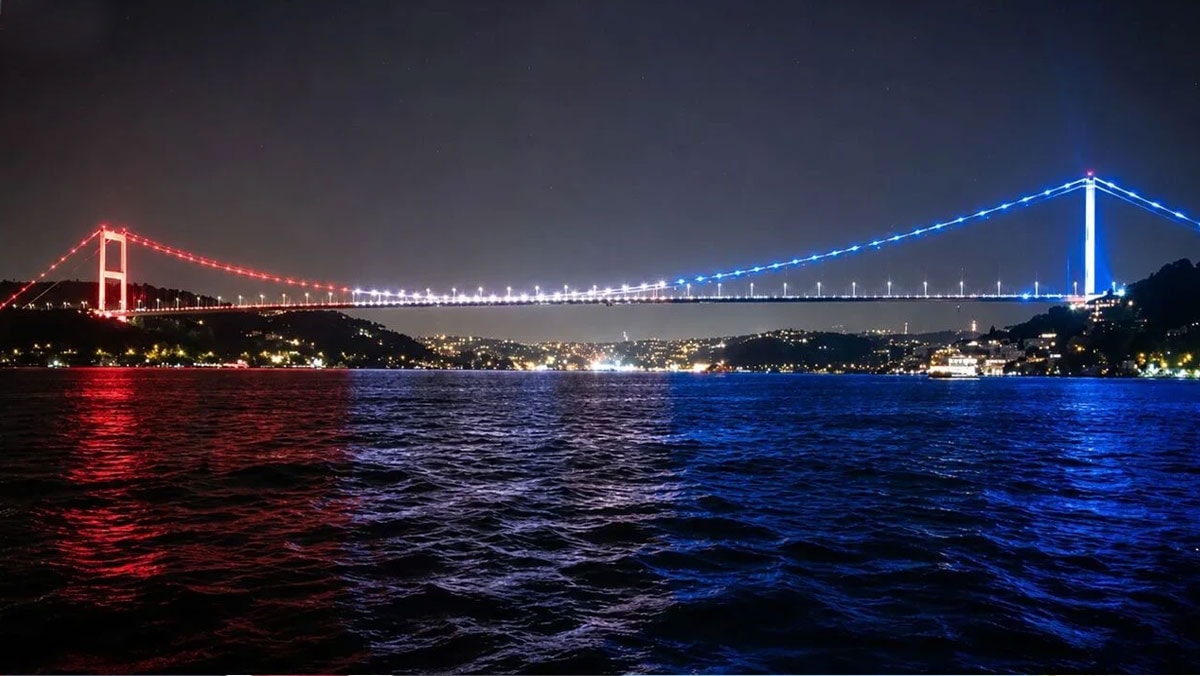 Boğaz’da Amerikan bayrağına tepki yağdı