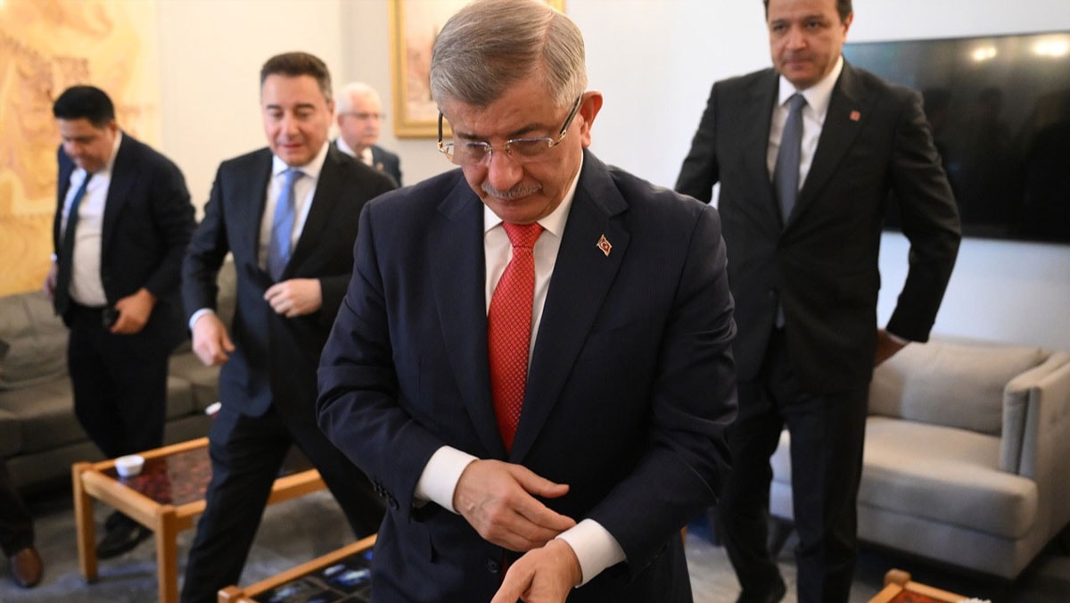 Ahmet Davutoğlu'ndan flaş karar! Gelecek Partisi siyasetten çekiliyor
