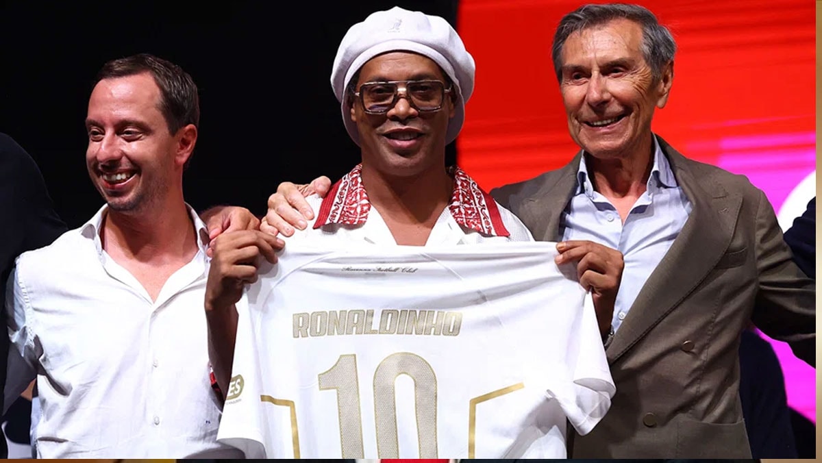 Ronaldinho 11 yıl sonra sahalara döndü: Yeni kulübüne imzayı attı