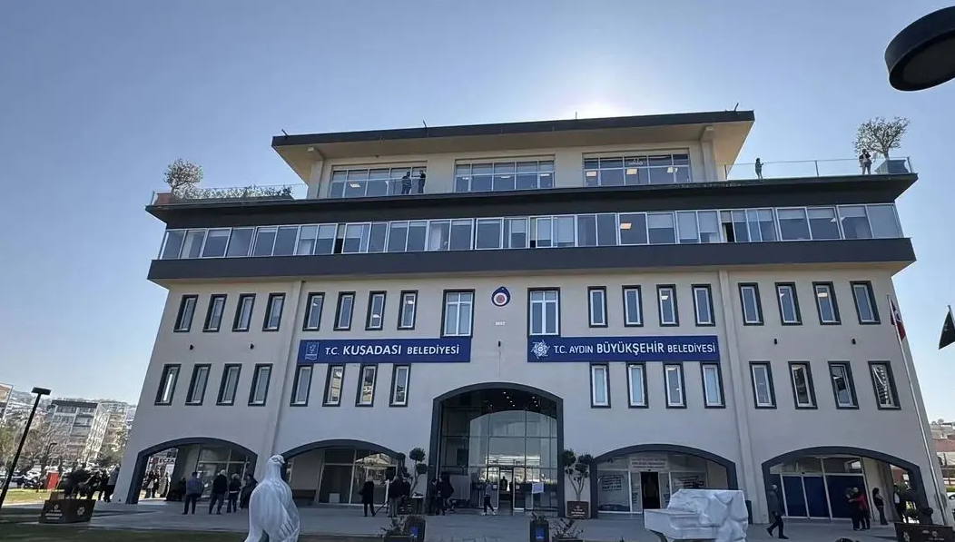Kuşadası Belediyesi'ne bir operasyon daha: YENİ Parti'li milletvekilinin ailesi gözaltında