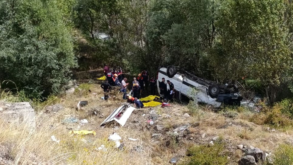 Sivas’ta minibüs uçuruma yuvarlandı: Çok sayıda ölü ve yaralı...