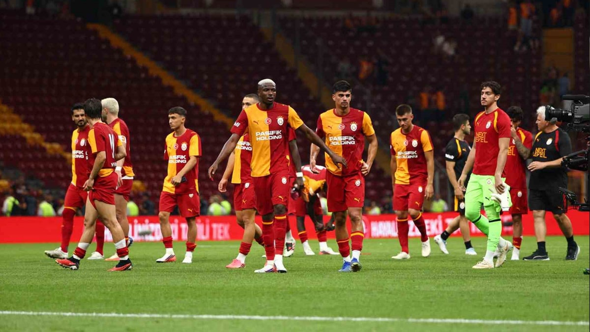 Lig başlamadan sesler yükseldi! Galatasaray 4 maçta 9 gol yedi, taraftar isyan etti