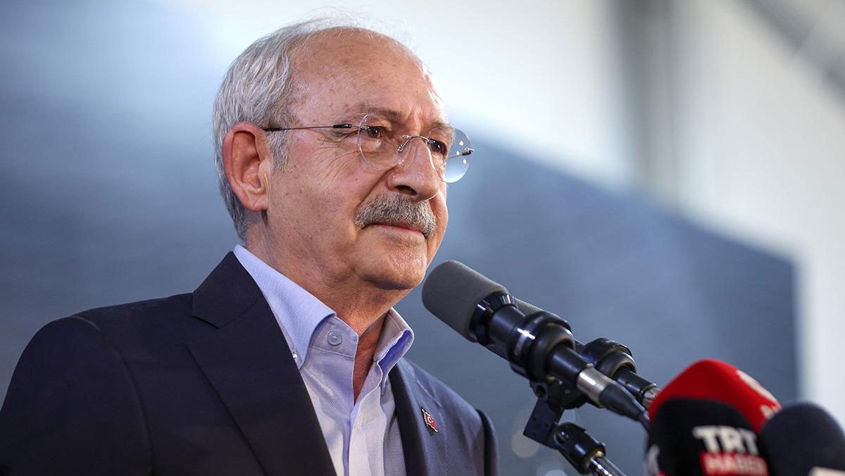 Kılıçdaroğlu grup toplantısında konuşurken CHP'den istifa ettiler