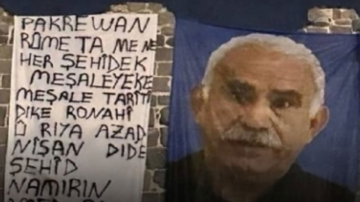 Diyarbakır surlarına teröristbaşı Öcalan pankartı