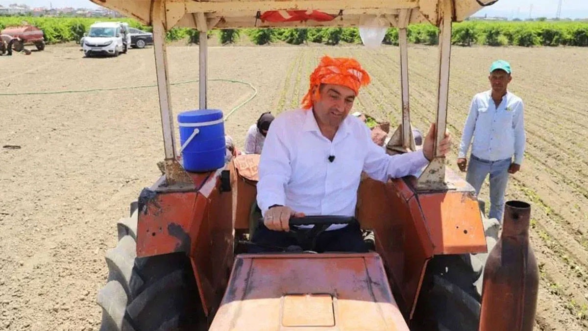 AKP'li belediye başkanı elini iş makinesine kaptırdı!