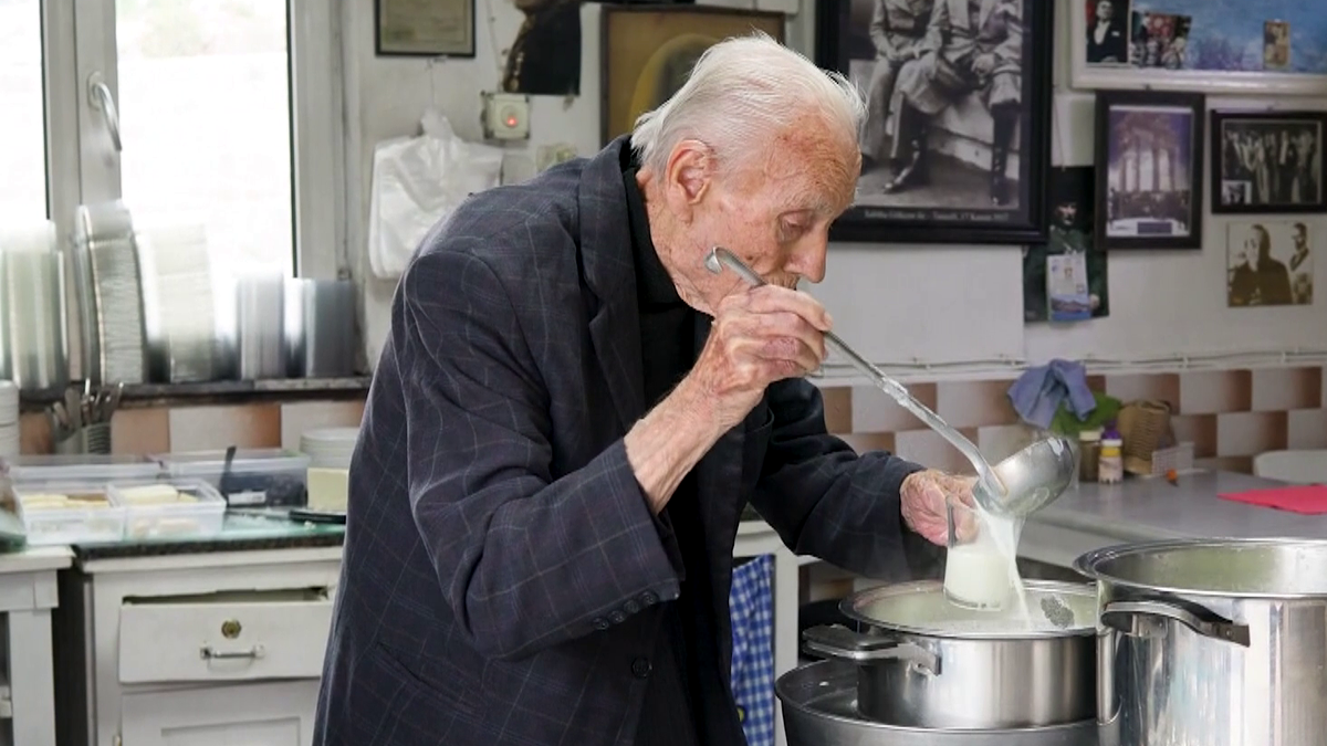 96 yaşındaki Eşref amca, 80 yıllık kahvaltıcı dükkanını kapatıyor