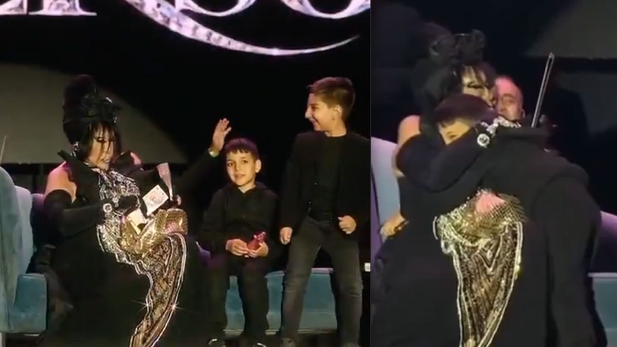 Bülent Ersoy sahneye çocukları çağırdı, tomarla para verdi