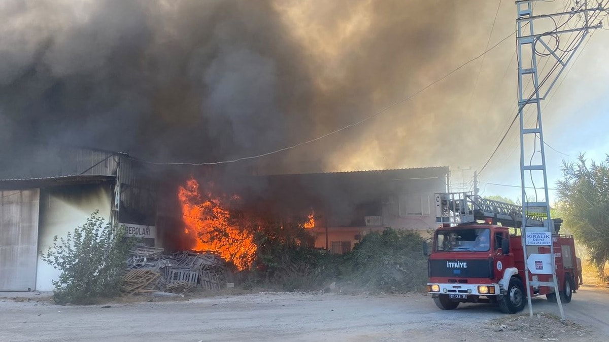 Antalya'da depo yangını